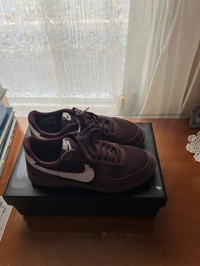 Nike Field General Burgundy Low-Top Sneakers (Women’s 8.5/40)